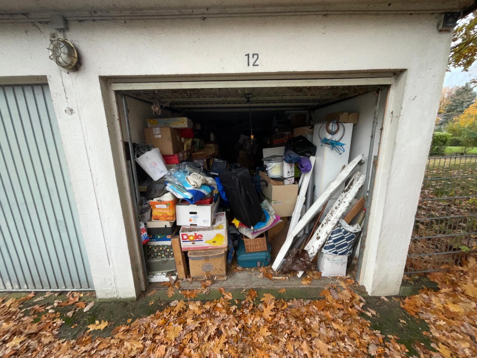 Garage voller Gerümpel vor der Räumung