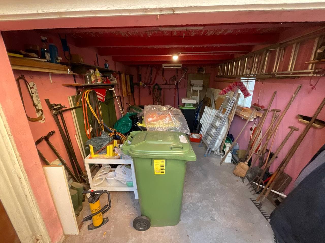 Vollgestellte Garage vor der Räumung