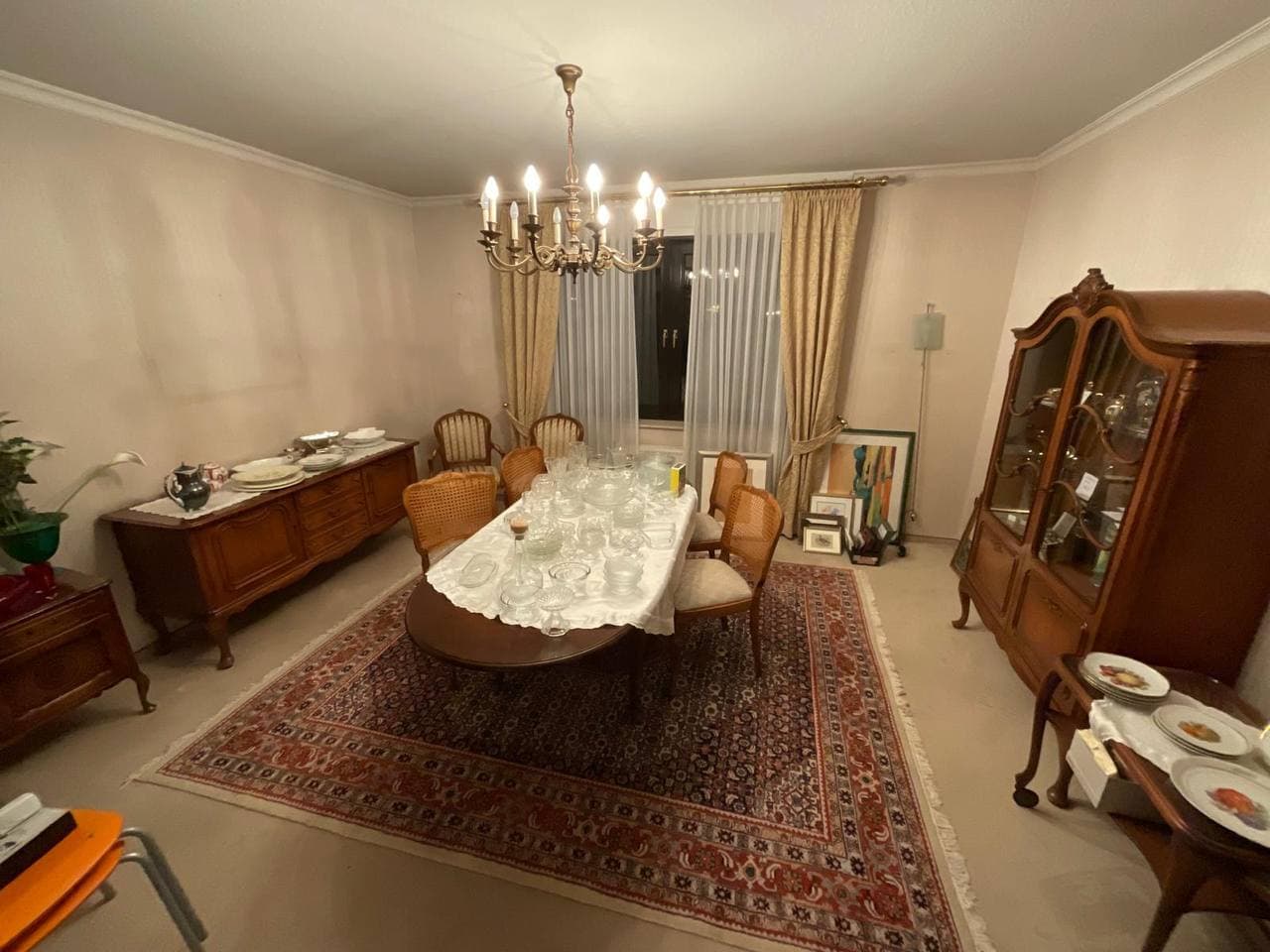 Esszimmer eines Nachlasses vor der Räumung