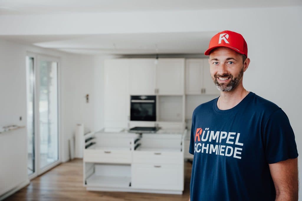 Mitarbeiter in einer leer geräumten Wohnung