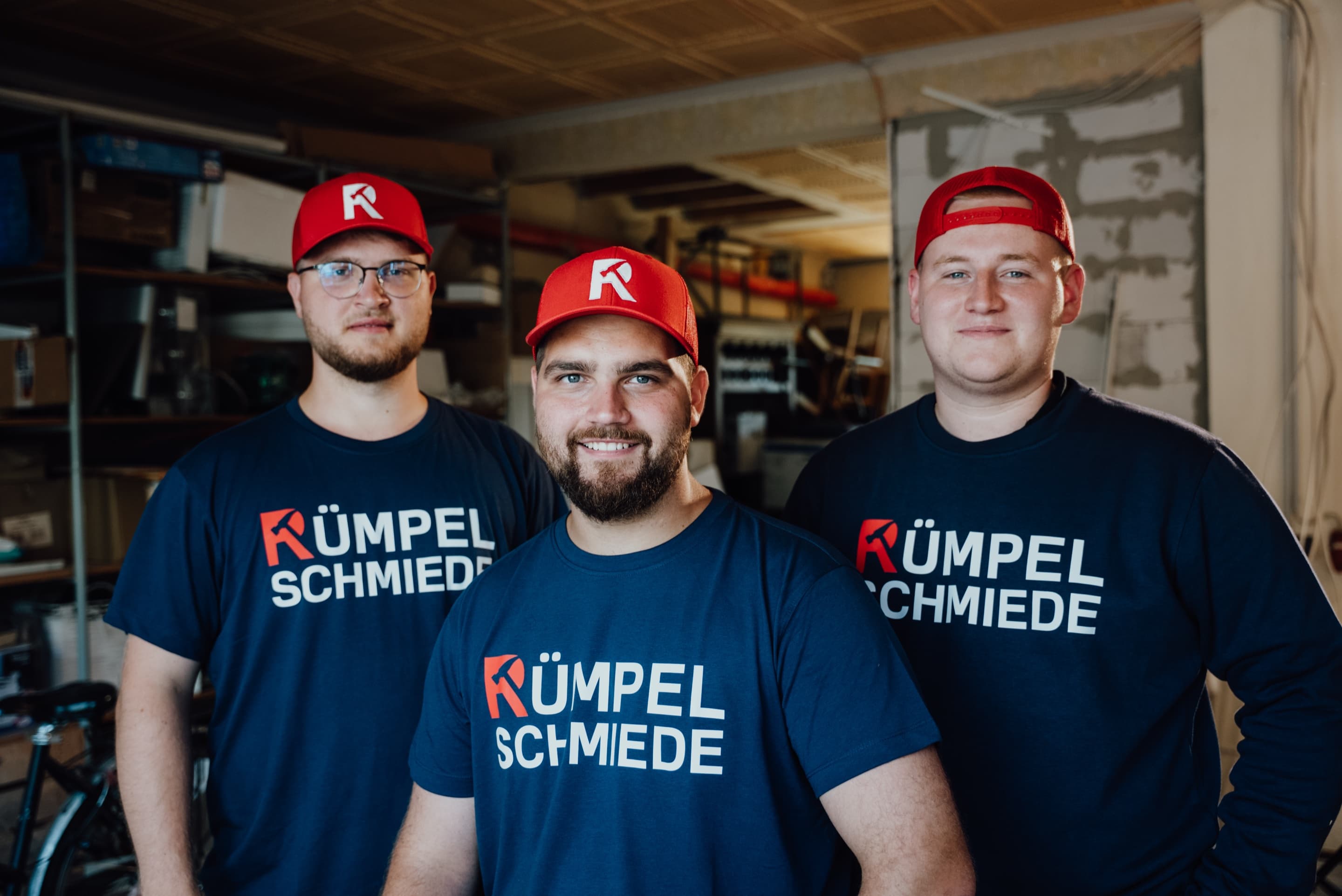 Drei Mitarbeiter der Rümpelschmiede im Keller