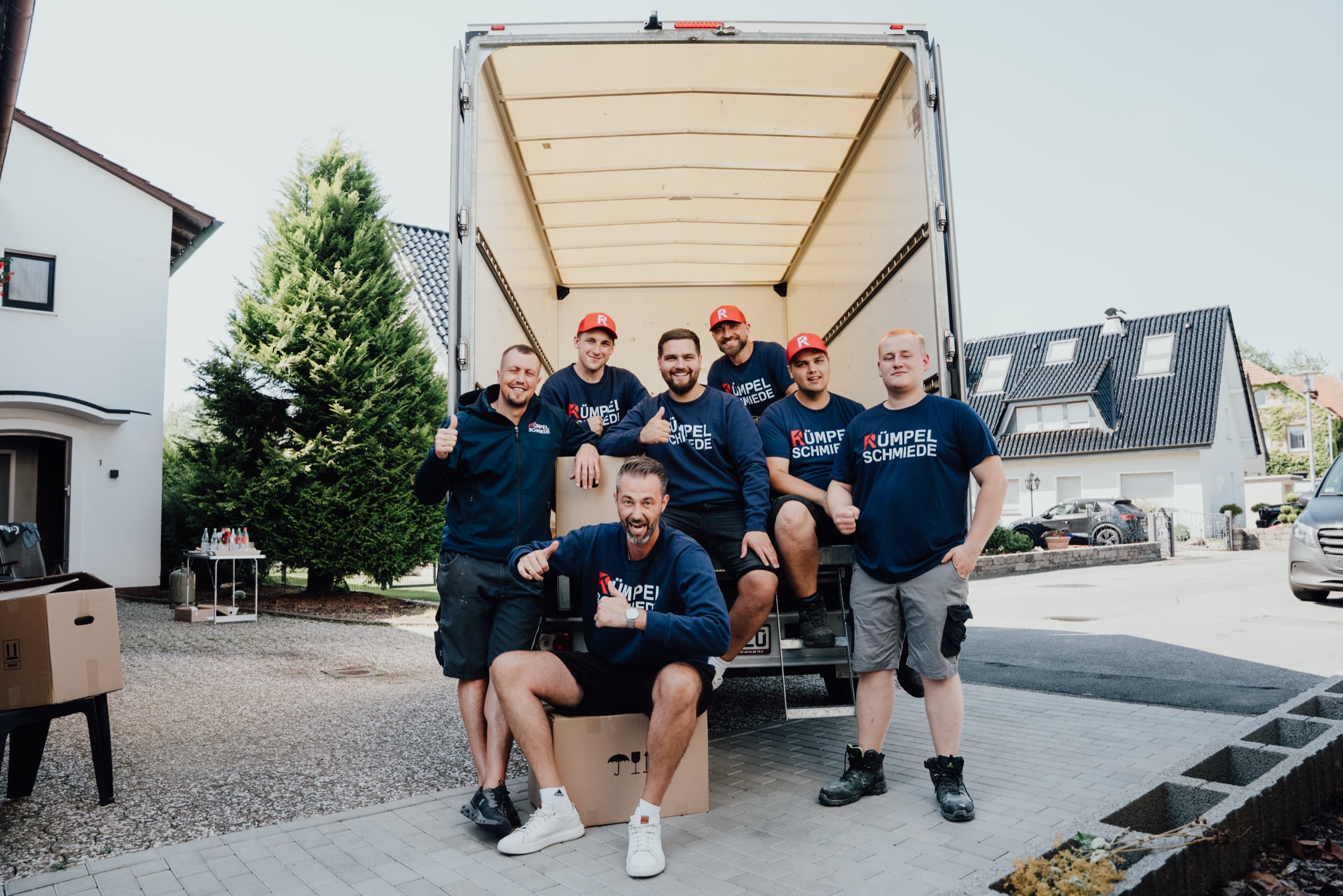 Team der Rümpelschmiede am Transporter