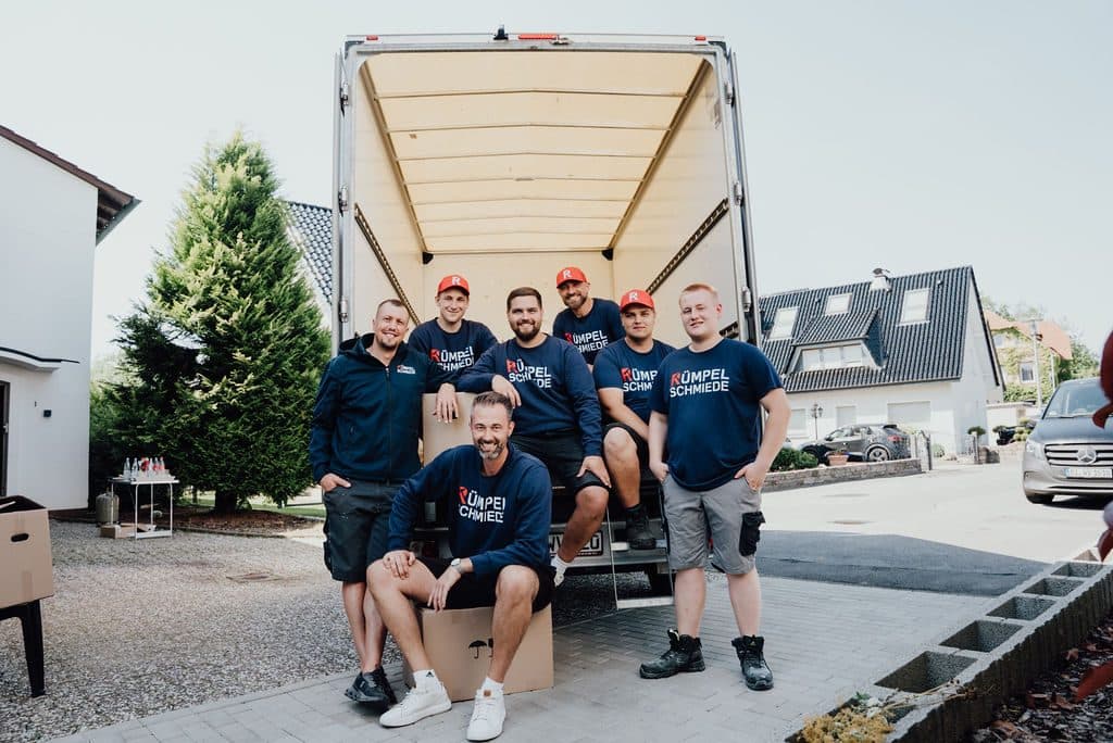 Team lädt den Transporter vor einem Wohnhaus