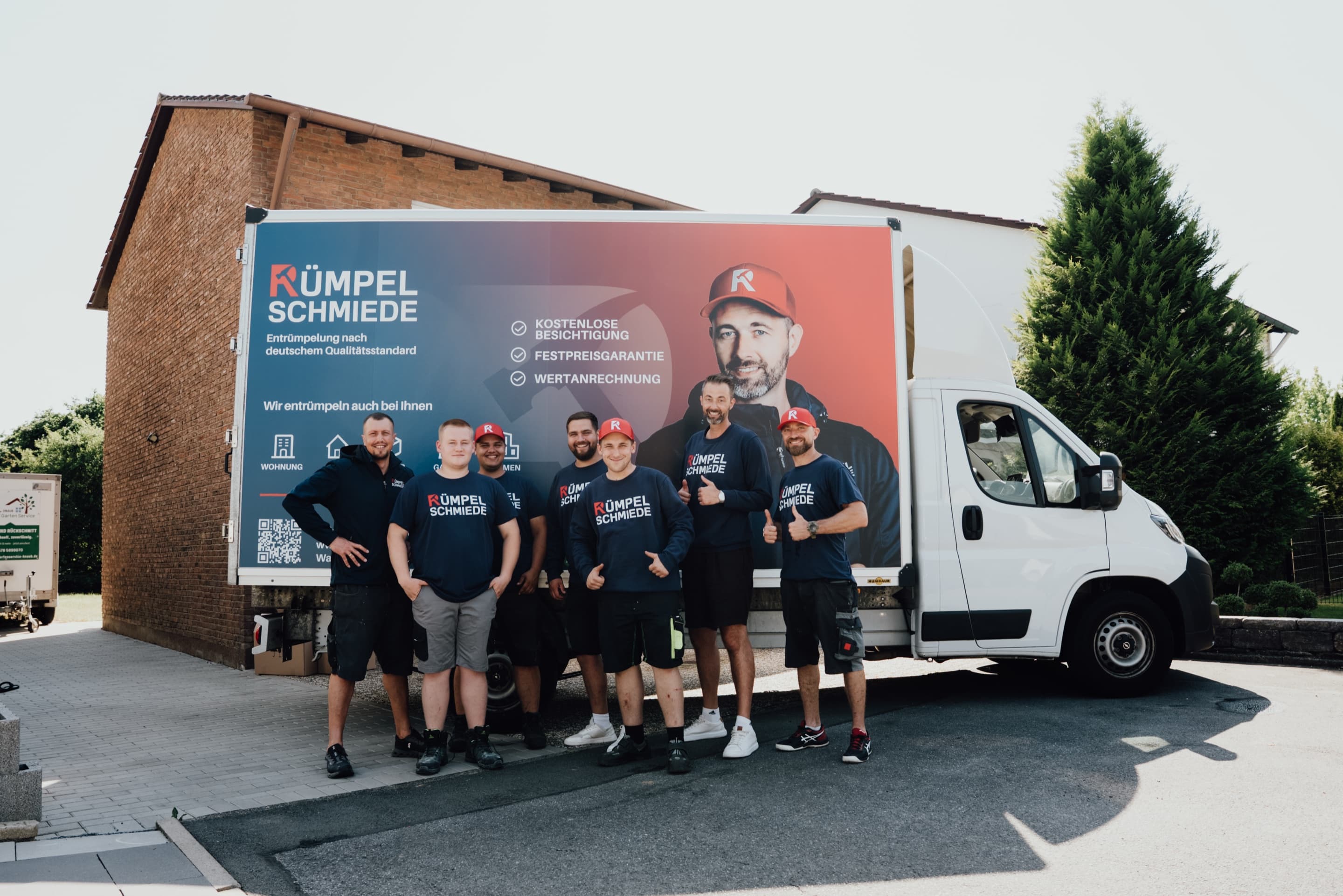 Team der Rümpelschmiede vor dem Transporter