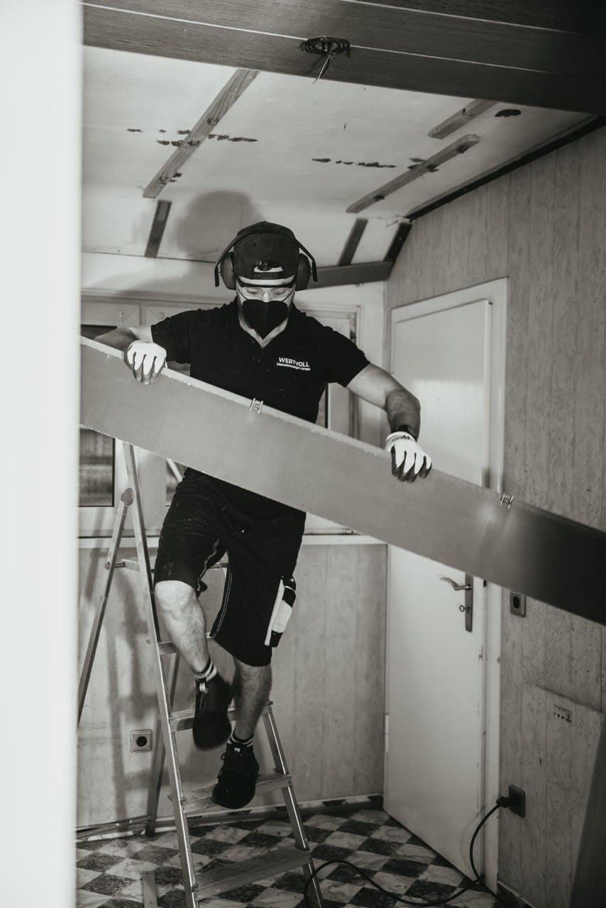 Deckenpaneele demontieren