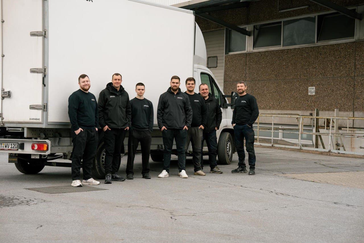 Das Wertvoll Team vor dem Einsatzfahrzeug in Minden