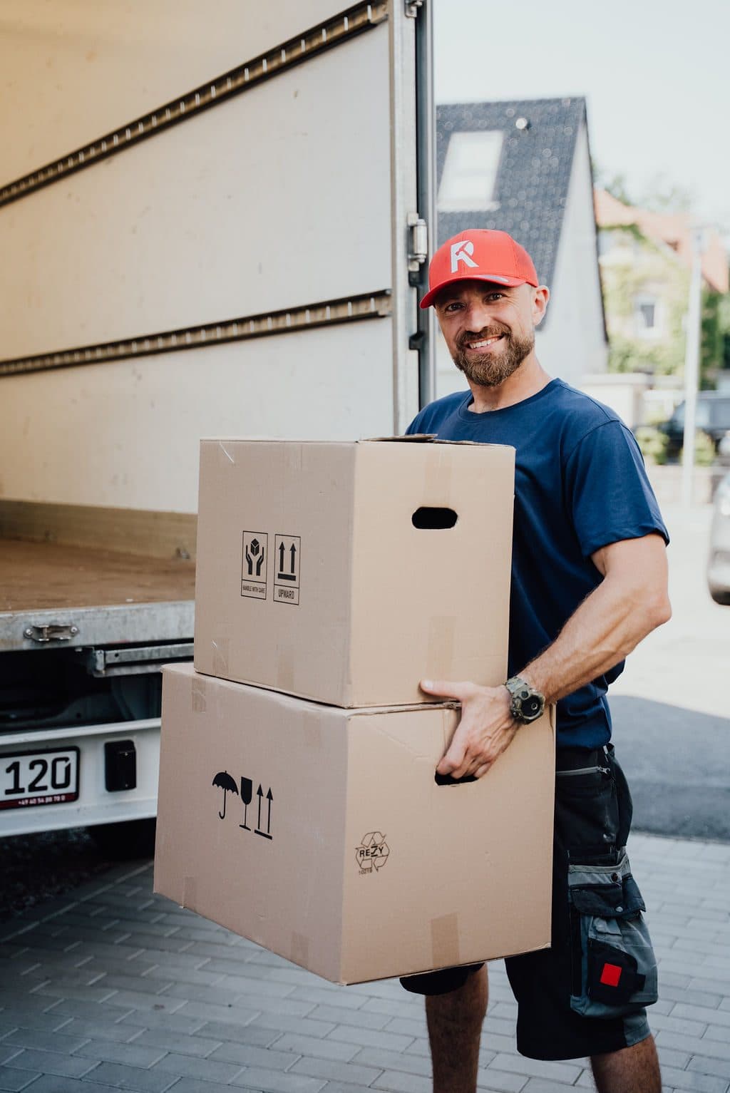 Umzugskartons werden getragen